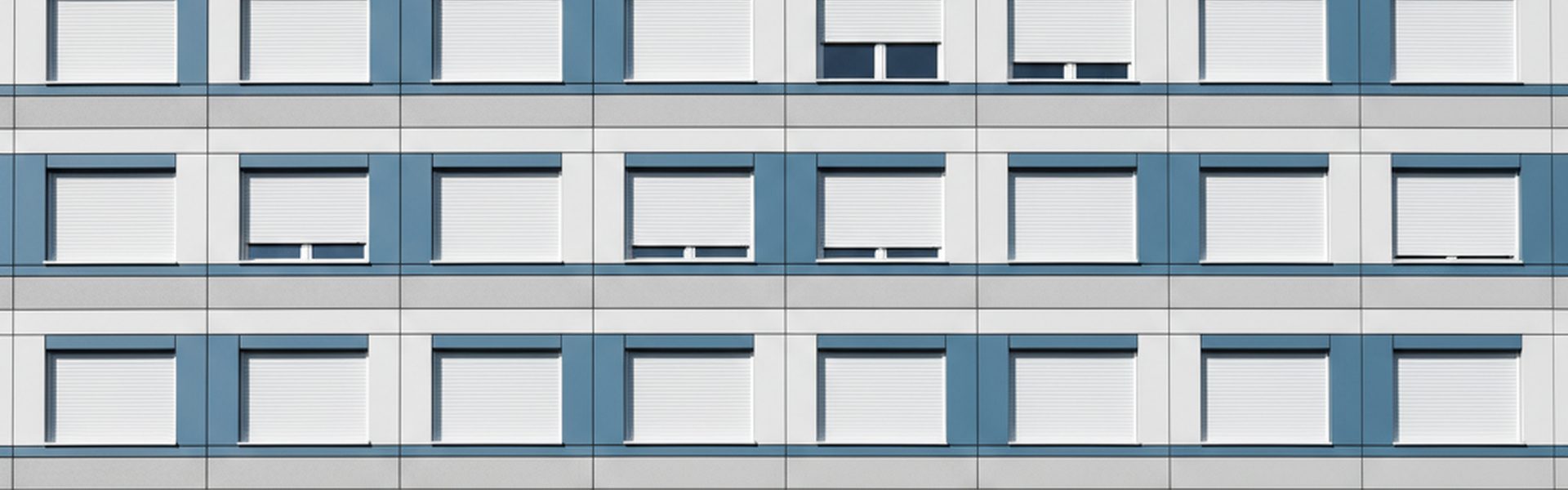 Edificio con persianas nuevas instaladas