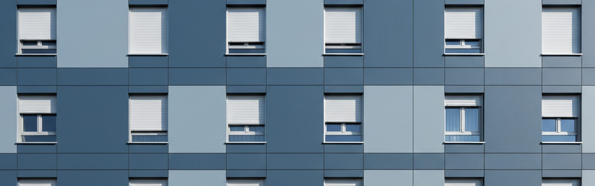 Fachada de edificio con persianas